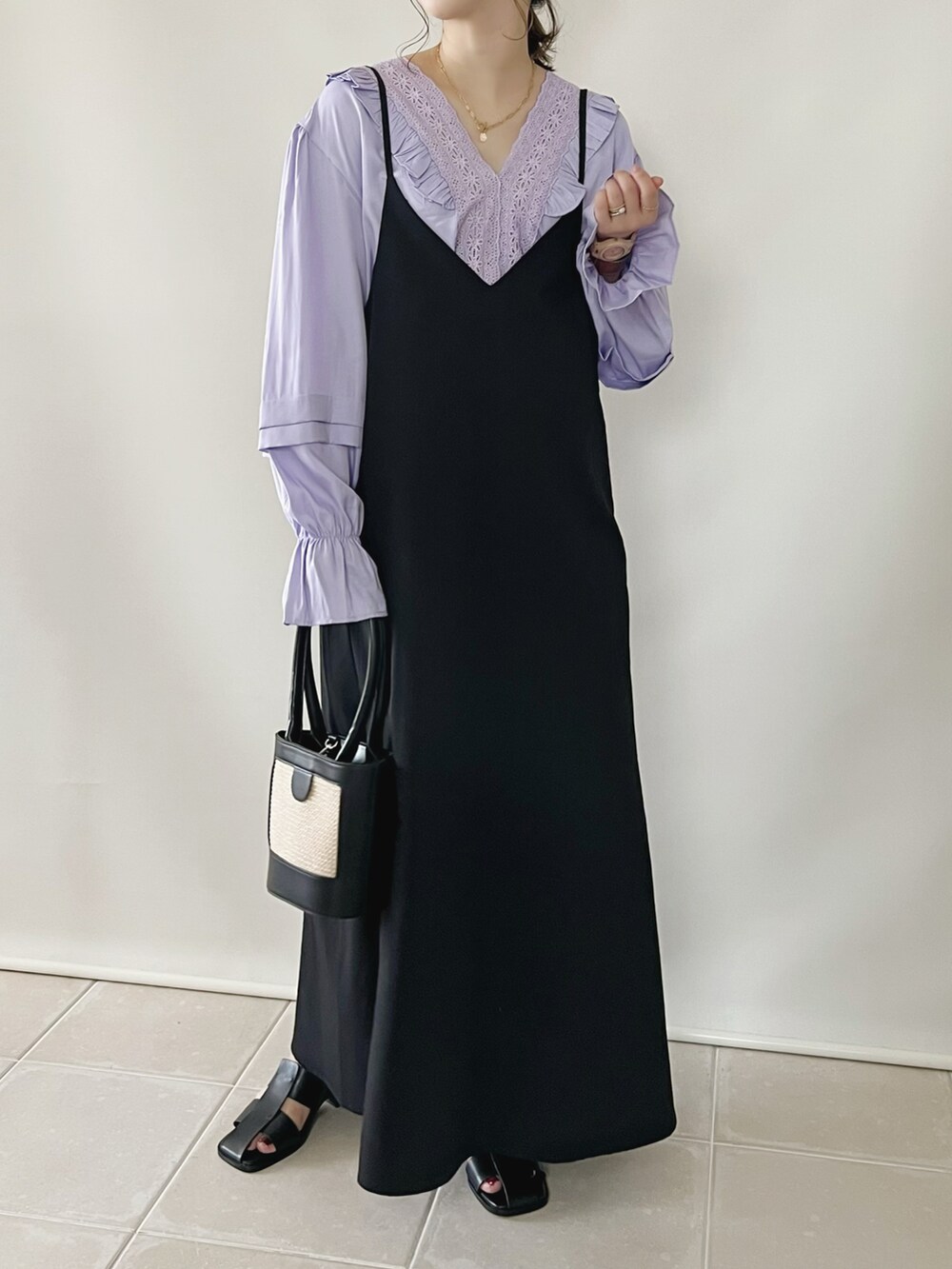 パープル系のシャツ/ブラウス、ブラック系のワンピース/ドレス、ブラック系のバッグを着用したレディースの夏コーディネートの2枚目の写真