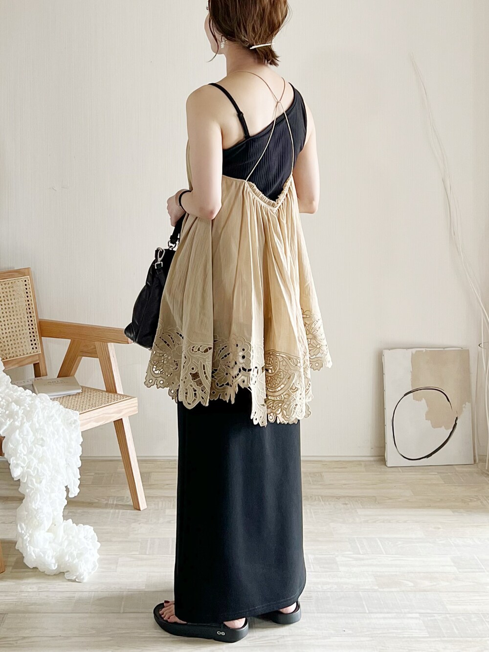 ベージュ系のシャツ/ブラウス、ブラック系のスカート、ブラック系のショルダーバッグを着用したレディースの夏コーディネートの3枚目の写真