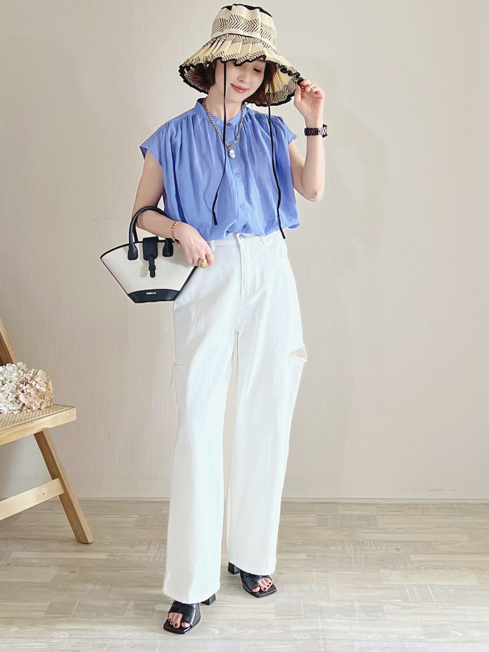 ブルー系のシャツ/ブラウス、ホワイト系のデニムパンツ、ブラック系のサンダルを着用したレディースの夏コーディネートの3枚目の写真