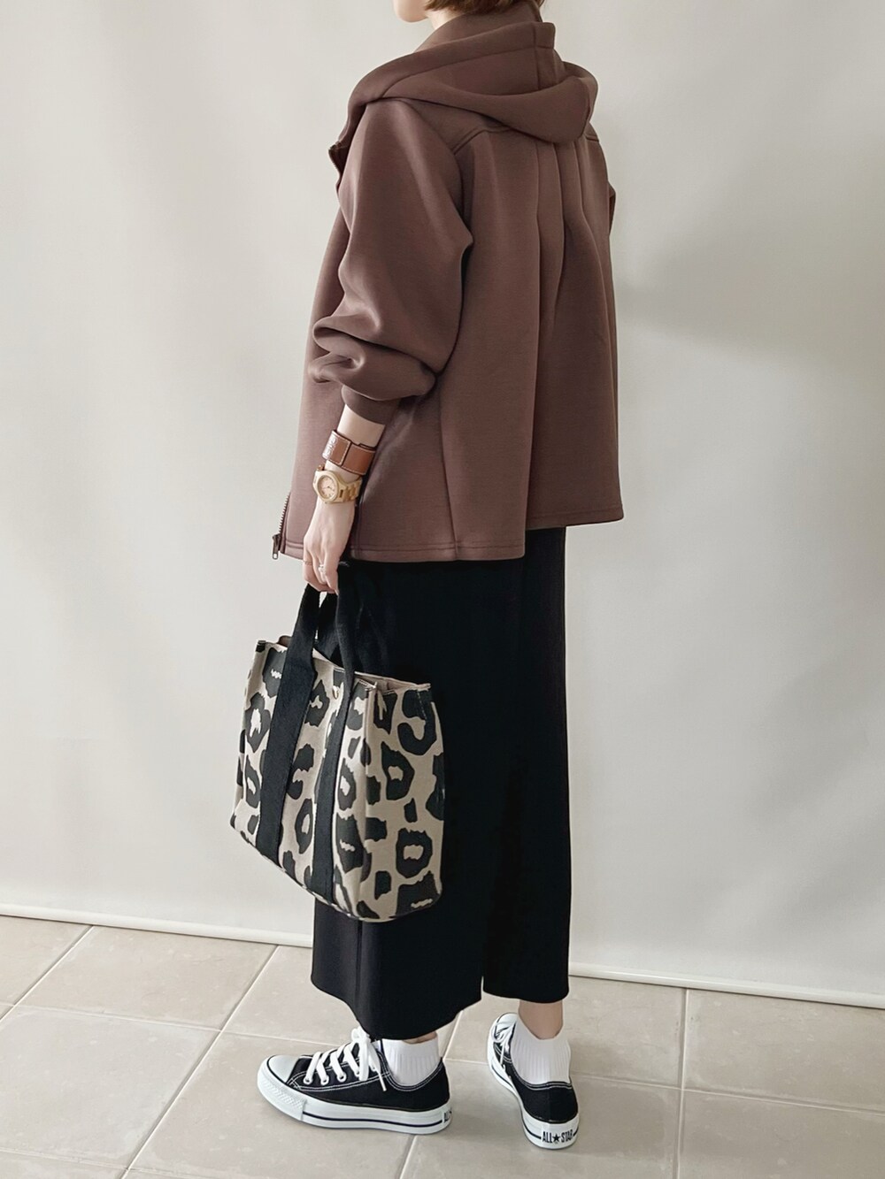 ブラウン系のジャケット/アウター、ホワイト系のトップス、ブラック系のスカートを着用したレディースの秋コーディネートの2枚目の写真