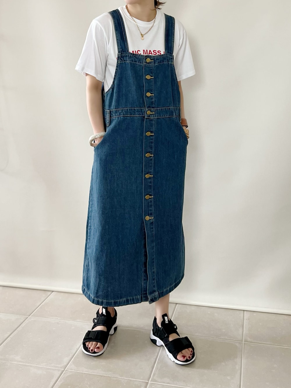 ホワイト系のトップス、ブルー系のワンピース/ドレス、ブラック系のサンダルを着用したレディースの夏コーディネートの2枚目の写真