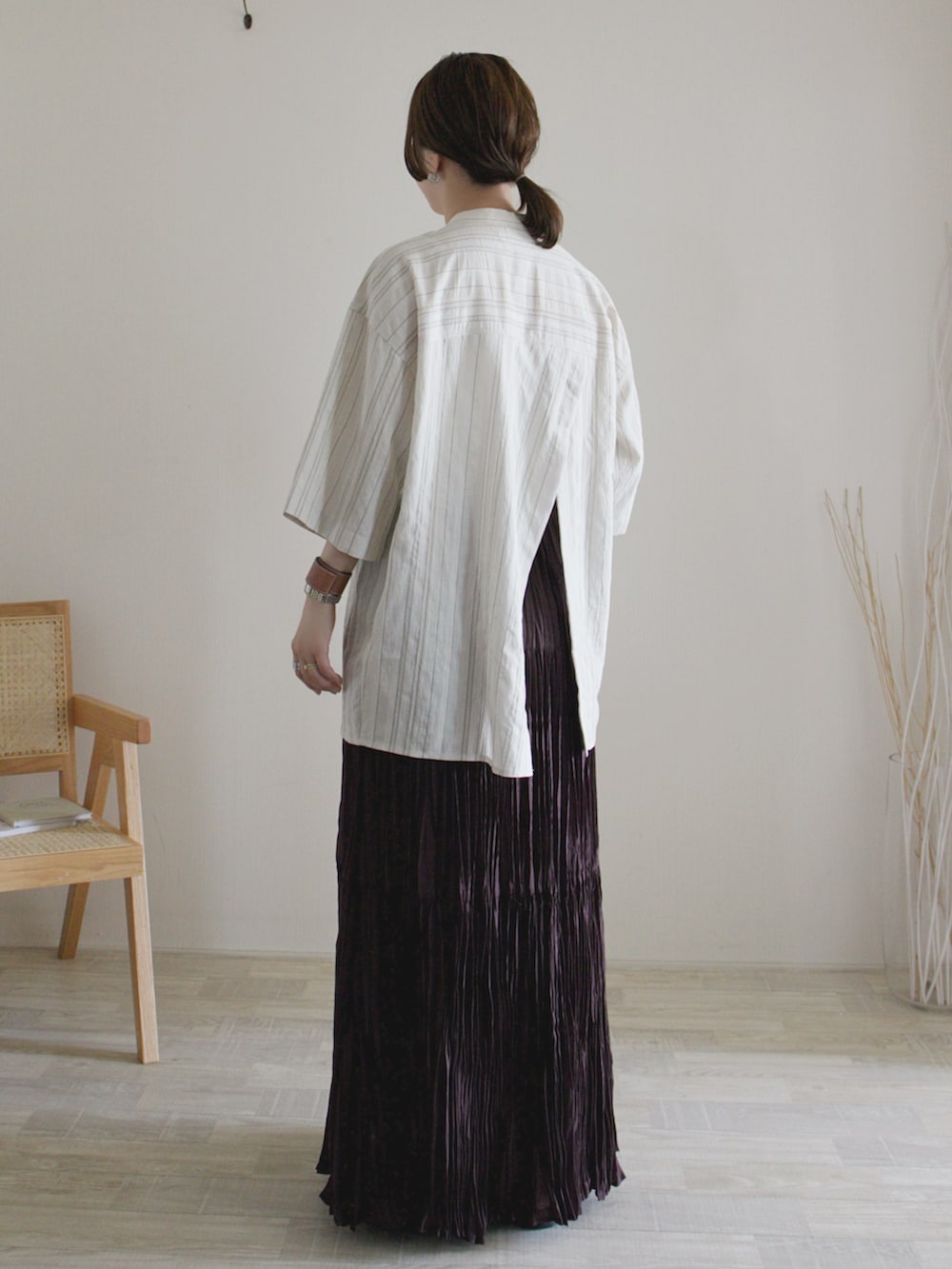 ホワイト系のシャツ/ブラウス、ブラウン系のスカート、ブラック系のショルダーバッグを着用したレディースの夏コーディネートの3枚目の写真