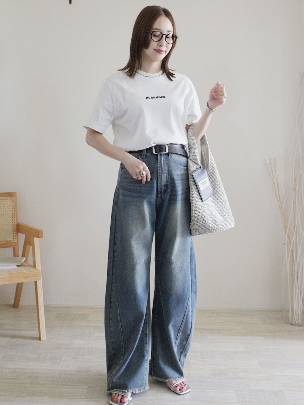 「デニム、白Tシャツ、ロゴT、カーブパンツ、メガネ女子、シンプルコーデ、きれいめカジュアル、大人カジュアル、お出かけコーデ、休日スタイル、40代ファッション、骨格ナチュラル、骨格ストレート、夏ルックで気分アップ、夏コーデ」｜「Re:EDITの[販売枚数2万枚突破][お気に入り登録数5万][全骨格美脚見えシルエット][サイズ別/身長別画像あり][神山まりあさん着用][2024 SUMMER COLLECTION][新色追加][低身長/高身長/大きいサイズ有]裾フリンジカーブデニムパンツ（デニムパンツ、ブルー系）」を使った、陽さん（骨格ナチュラル・レディース・156cm）の夏コーディネートの2枚目の写真