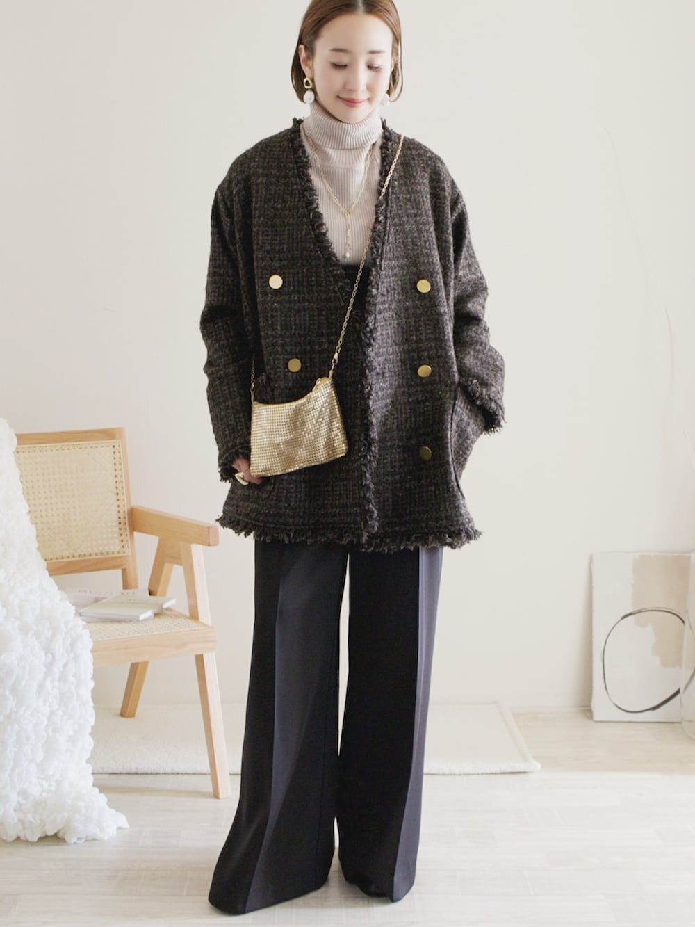 ブラウン系のノーカラージャケット、ベージュ系のニット/セーター、ブラック系のその他パンツを着用したレディースの秋コーディネートの2枚目の写真