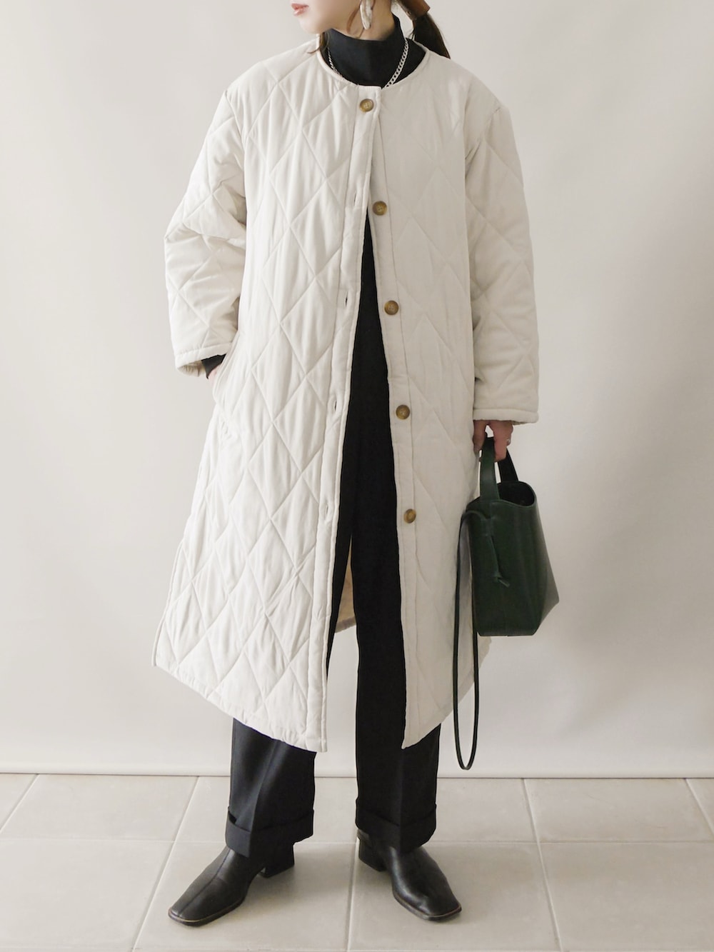 ベージュ系のその他アウター、ブラック系のトップス、ブラック系のその他パンツを着用したレディースの冬コーディネートの3枚目の写真