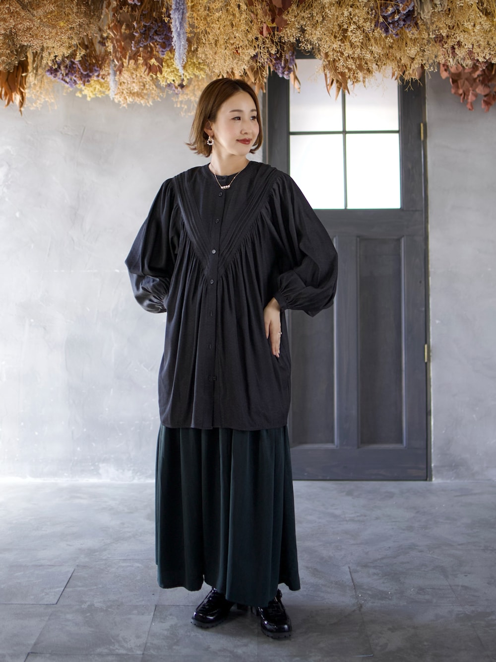 ホワイト系のシャツ/ブラウス、ブラック系のスカートを着用したレディースの夏コーディネートの3枚目の写真