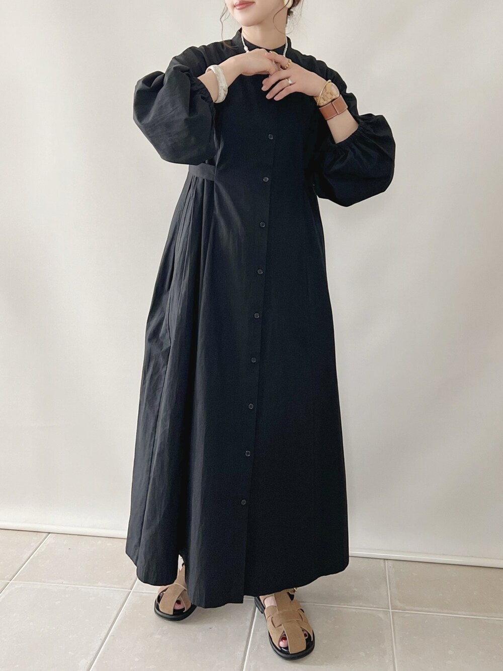 ブラック系のシャツワンピース、ブラック系のかごバッグ、ブラウン系のシューズを着用したレディースの春コーディネートの2枚目の写真