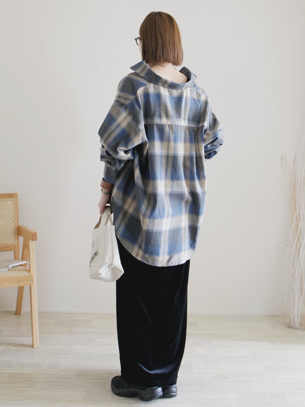 ベージュ系のシャツ/ブラウス、ブラック系のスカート、ホワイト系のトートバッグを着用したレディースの秋コーディネートの2枚目の写真