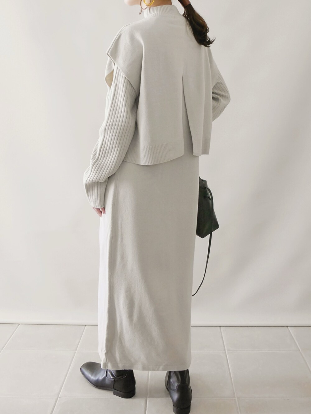 ベージュ系のワンピース/ドレス、グリーン系のショルダーバッグ、ブラック系のシューズを着用したレディースの秋コーディネートの2枚目の写真