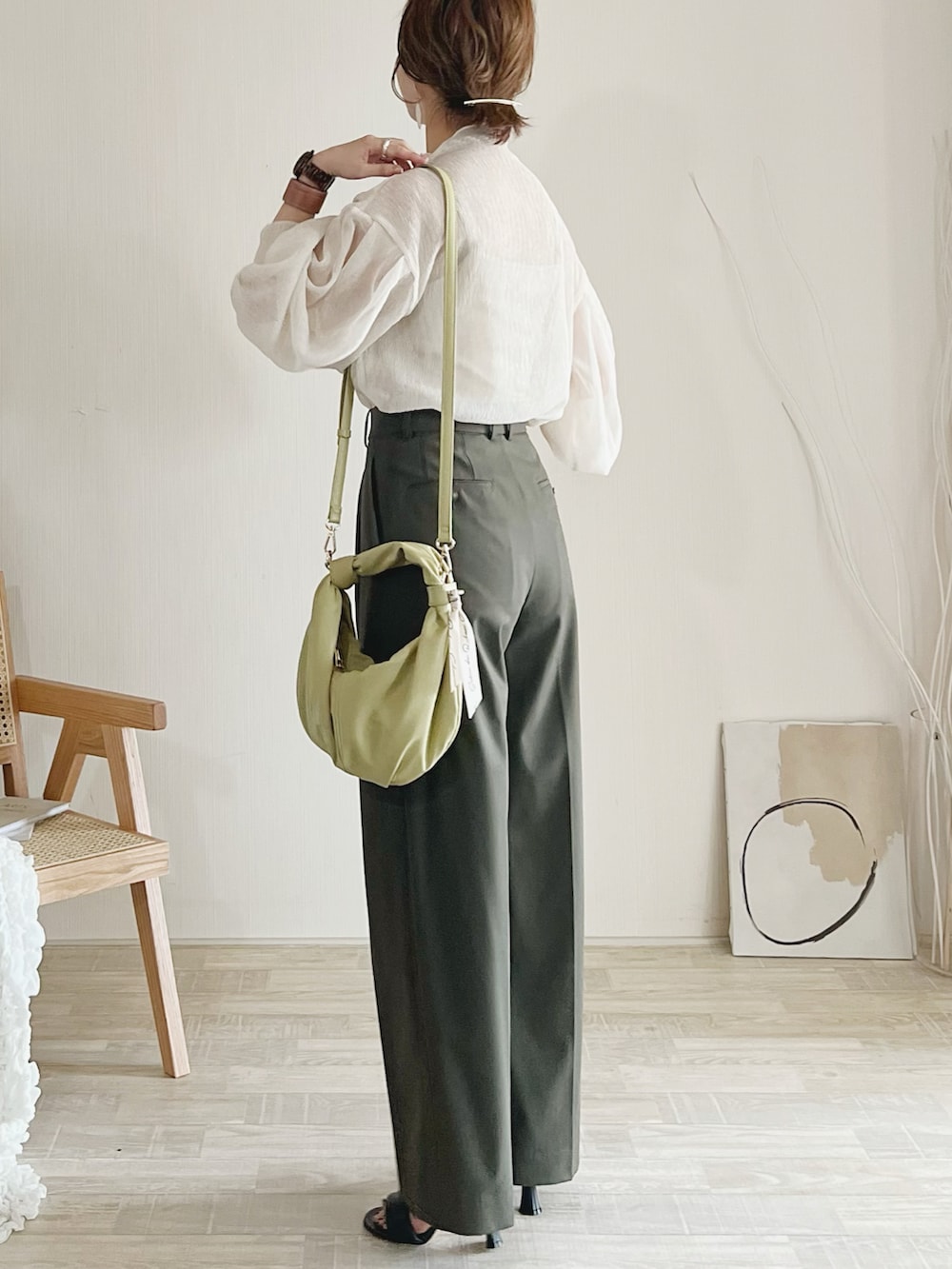 ホワイト系のシャツ/ブラウス、グリーン系のパンツ、イエロー系のハンドバッグを着用したレディースの夏コーディネートの3枚目の写真