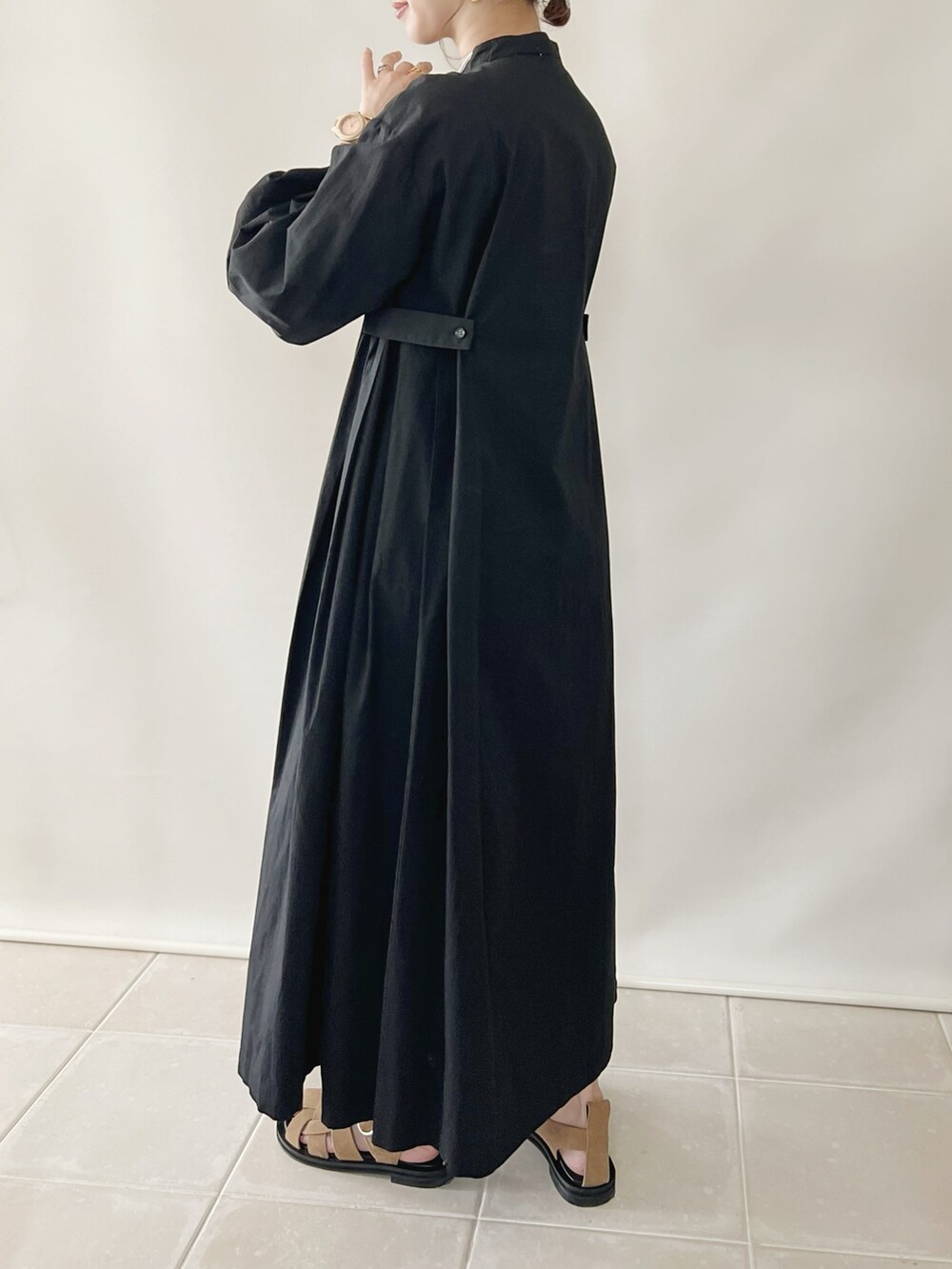 ブラック系のシャツワンピース、ブラック系のかごバッグ、ブラウン系のシューズを着用したレディースの春コーディネートの3枚目の写真