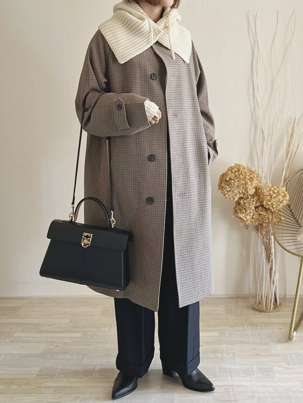 ブラウン系のジャケット/アウター、ブラック系のパンツ、ブラック系のシューズを着用したレディースの秋コーディネートの3枚目の写真