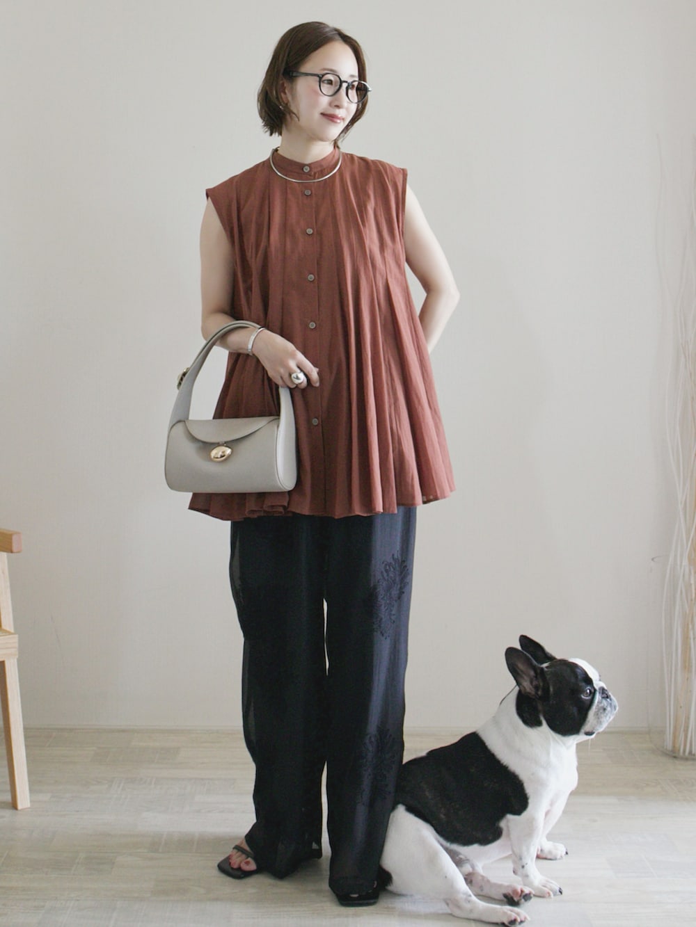 ブラウン系のシャツ/ブラウス、ブラック系のその他パンツ、グレー系のバッグを着用したレディースの夏コーディネートの2枚目の写真