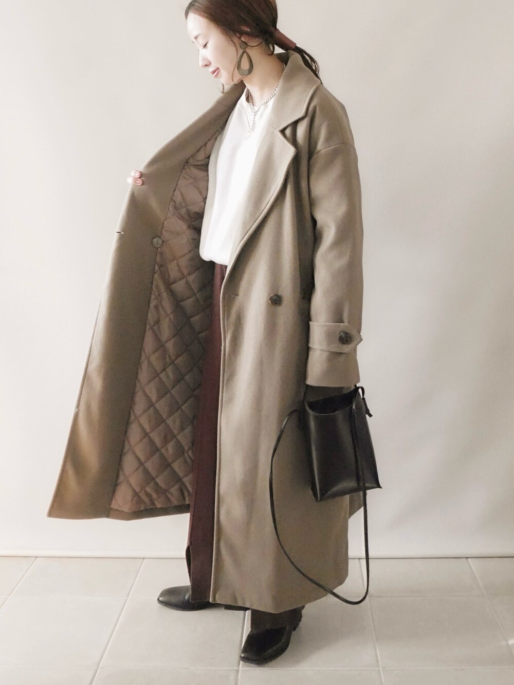 ベージュ系のその他アウター、ホワイト系のスウェット、ブラウン系のその他パンツを着用したレディースの秋コーディネートの4枚目の写真