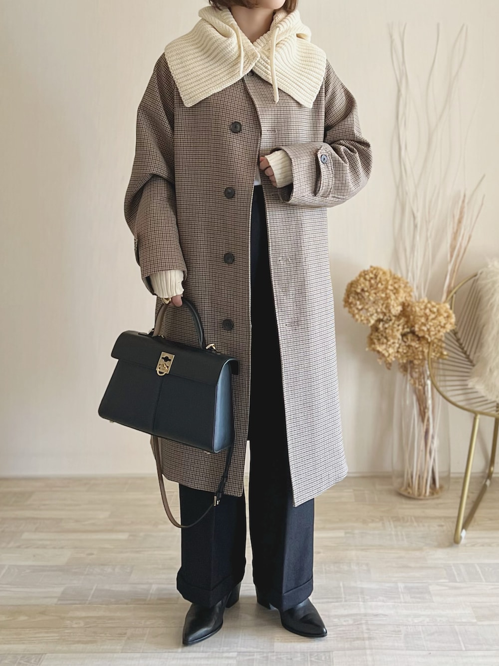 ブラウン系のジャケット/アウター、ブラック系のパンツ、ブラック系のシューズを着用したレディースの秋コーディネートの2枚目の写真