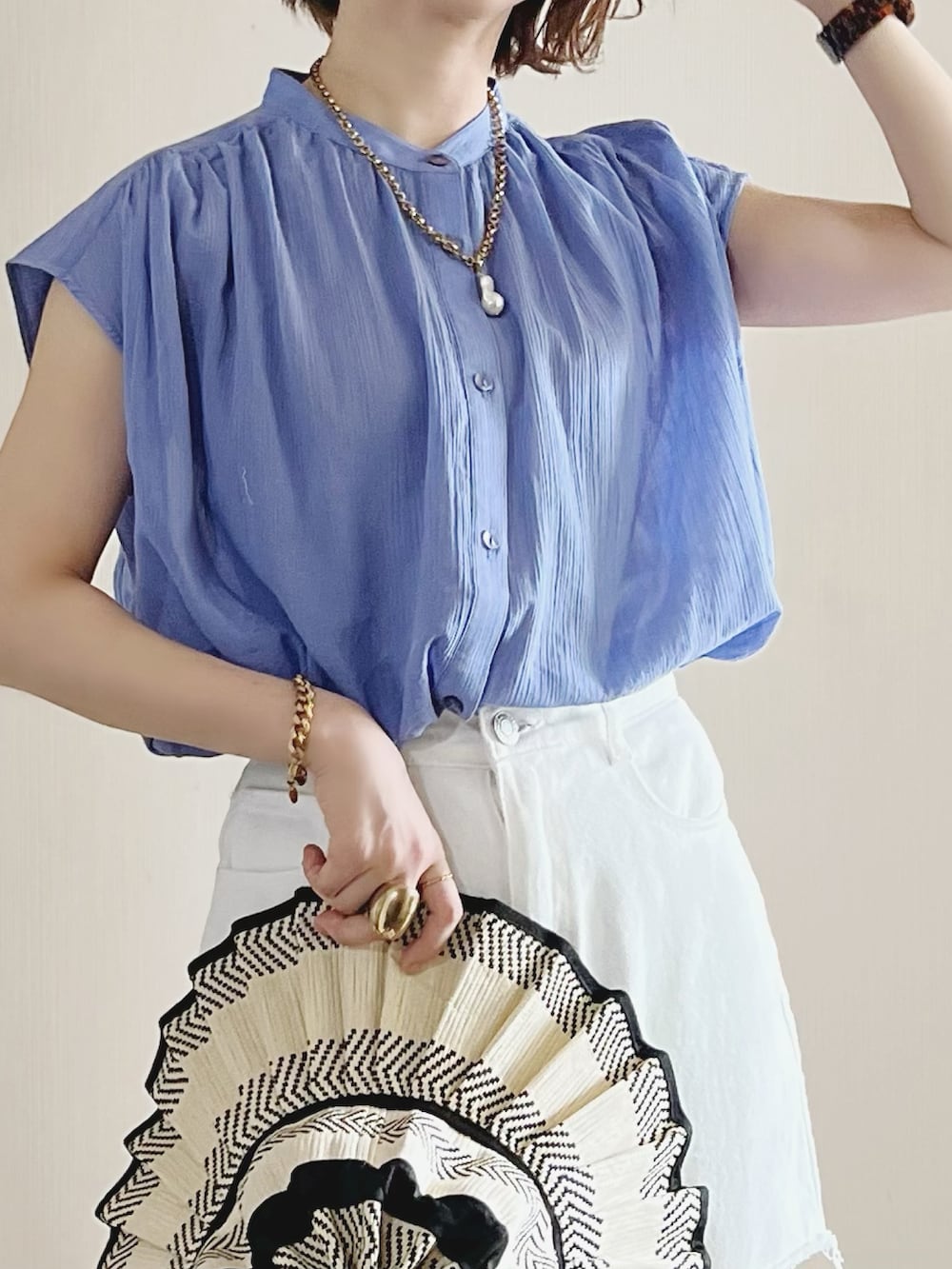 ブルー系のシャツ/ブラウス、ホワイト系のデニムパンツ、ブラック系のサンダルを着用したレディースの夏コーディネートの2枚目の写真