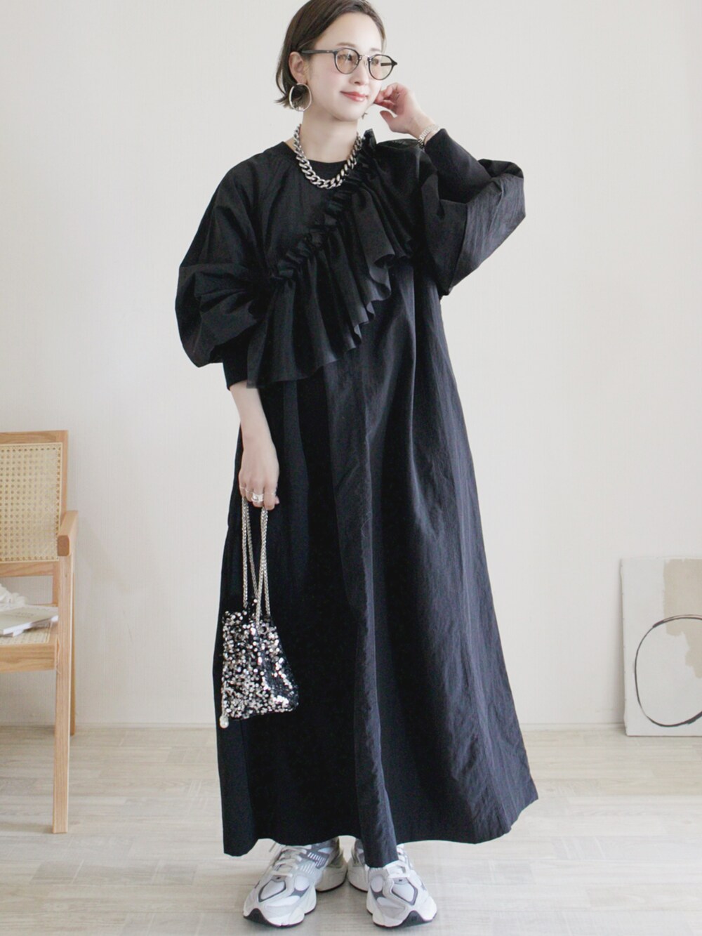 ブラック系のワンピース、シルバー系のショルダーバッグ、グレー系のスニーカーを着用したレディースの冬コーディネートの2枚目の写真