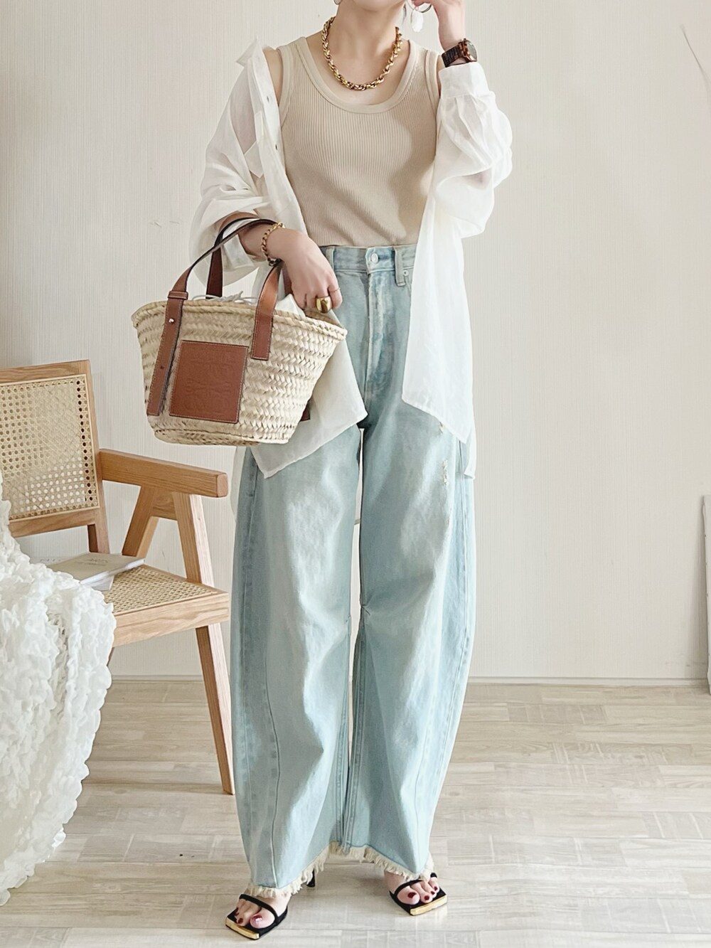 ブルー系のデニムパンツ、ホワイト系のシャツ/ブラウス、ブラック系のサンダルを着用したレディースの夏コーディネートの2枚目の写真