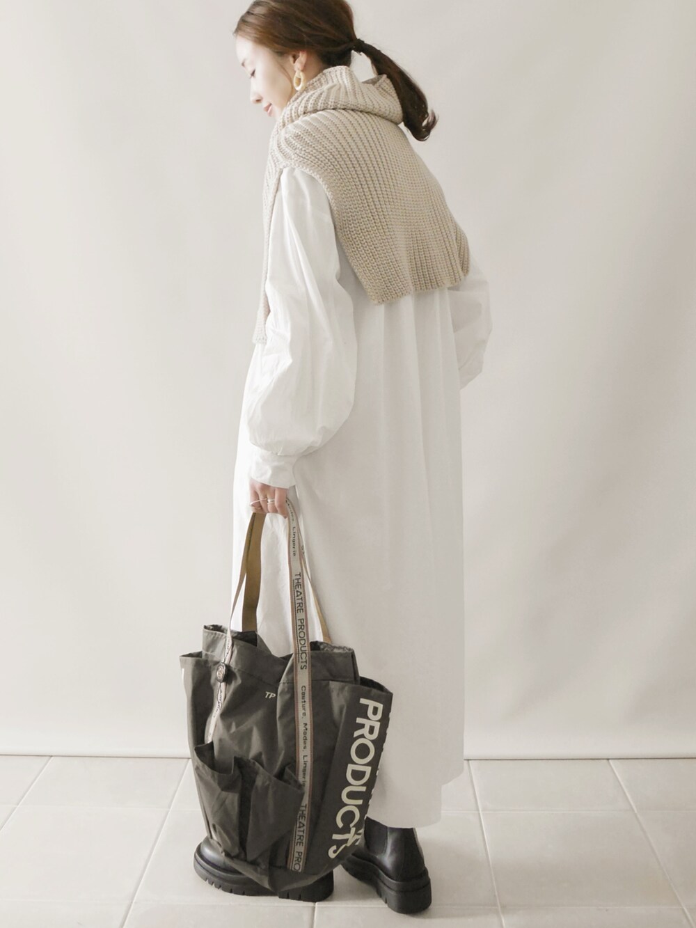 ホワイト系のワンピース/ドレス、グレー系のトートバッグ、ブラック系のブーツを着用したレディースの秋コーディネートの2枚目の写真