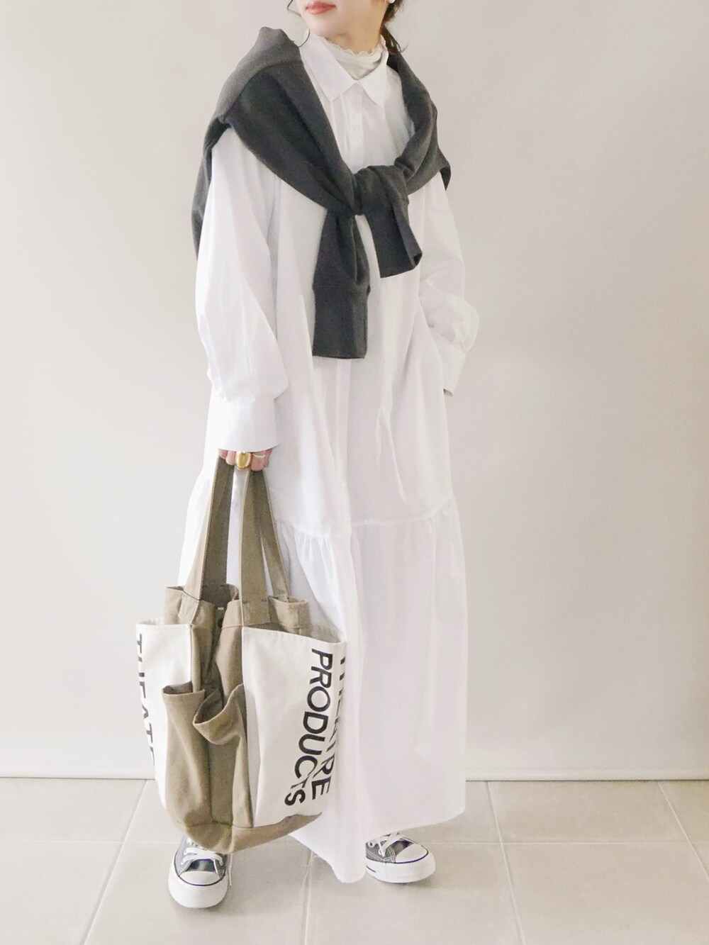 グレー系のスウェット、ホワイト系のワンピース/ドレス、グレー系のスニーカーを着用したレディースの冬コーディネートの3枚目の写真