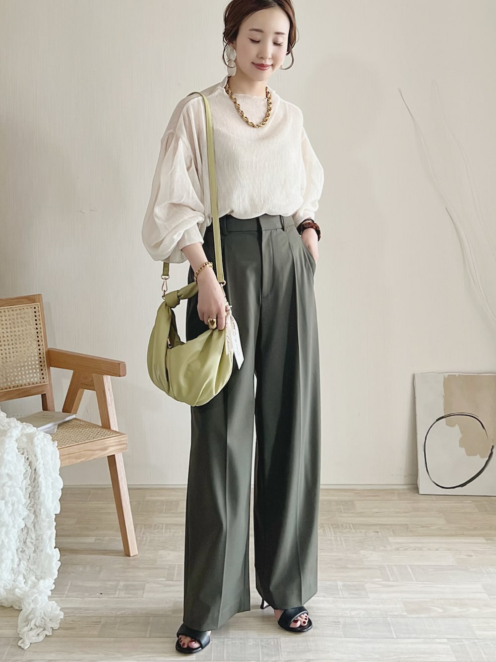 ホワイト系のシャツ/ブラウス、グリーン系のパンツ、イエロー系のハンドバッグを着用したレディースの夏コーディネートの2枚目の写真