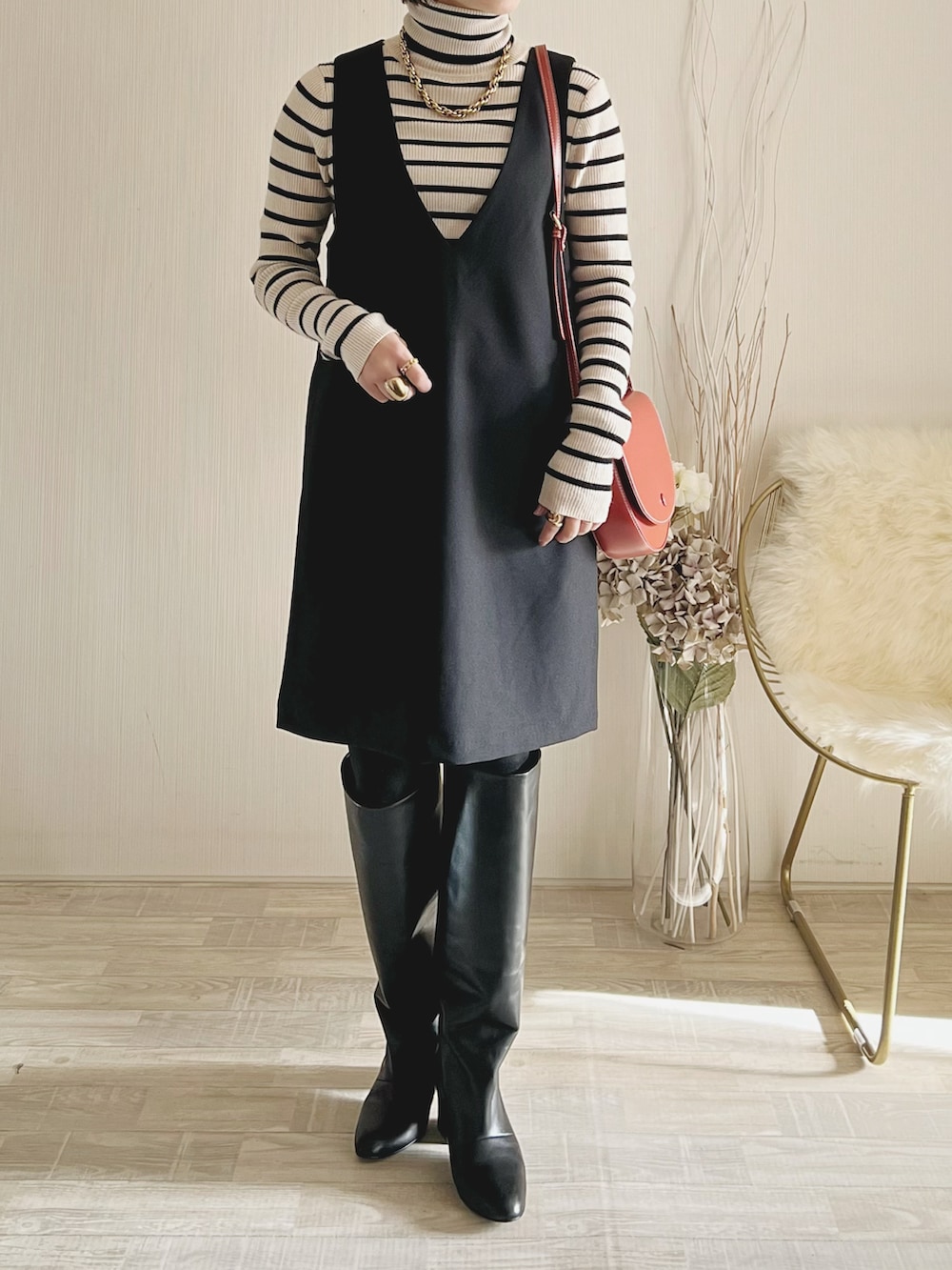 ベージュ系のノーカラーコート、ホワイト系のトップス、ブラック系のワンピース/ドレスを着用したレディースの冬コーディネートの2枚目の写真