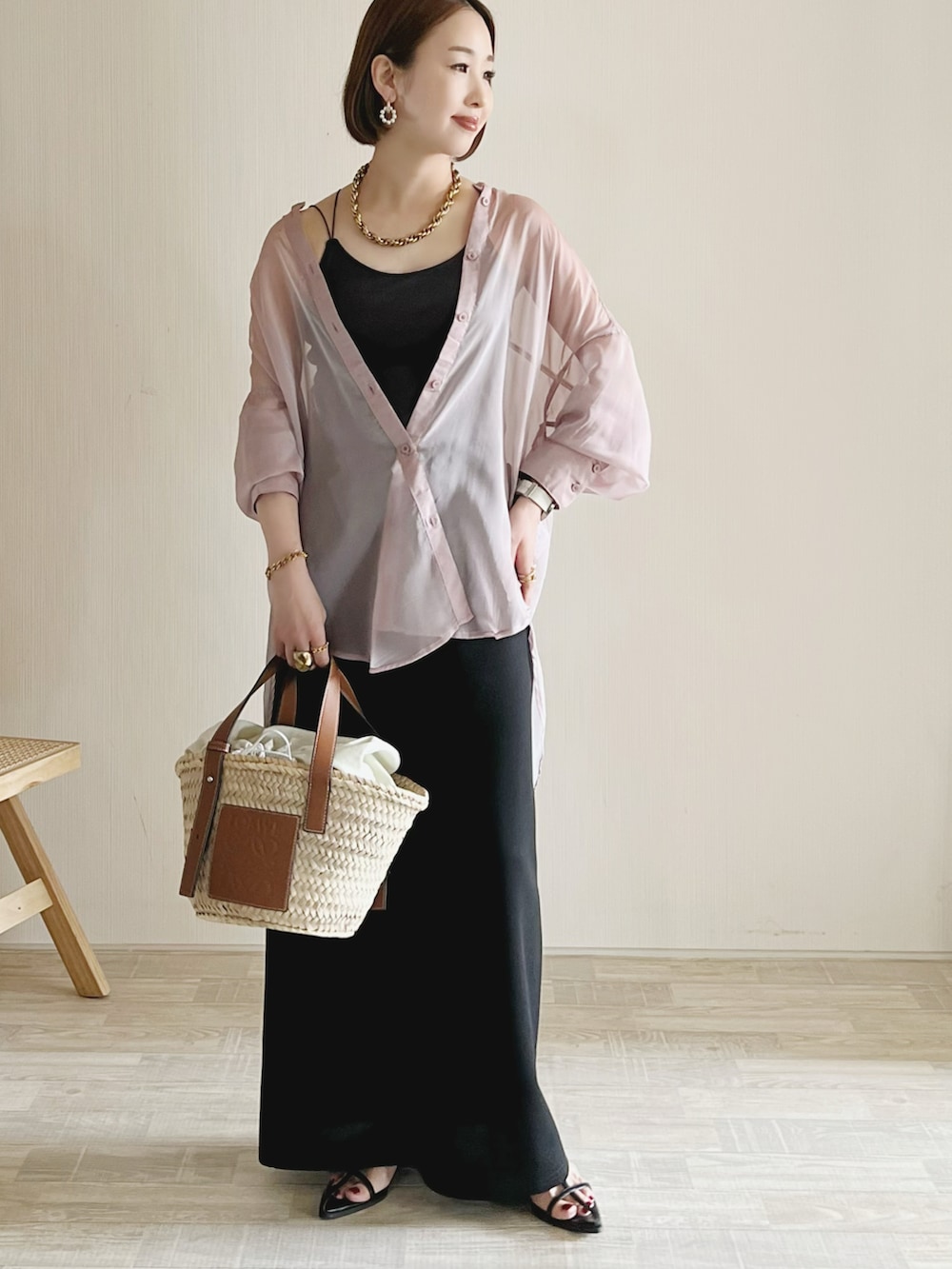 グレー系のキャミソール、ピンク系のシャツ/ブラウス、ブラック系のスカートを着用したレディースの夏コーディネートの4枚目の写真