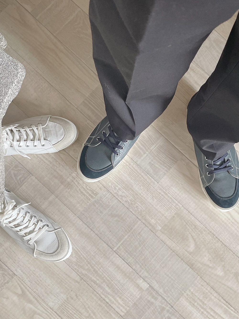 ゴールド系のタンクトップ、ホワイト系のキャミソール、ホワイト系のスカートを着用したレディースの春コーディネートの2枚目の写真