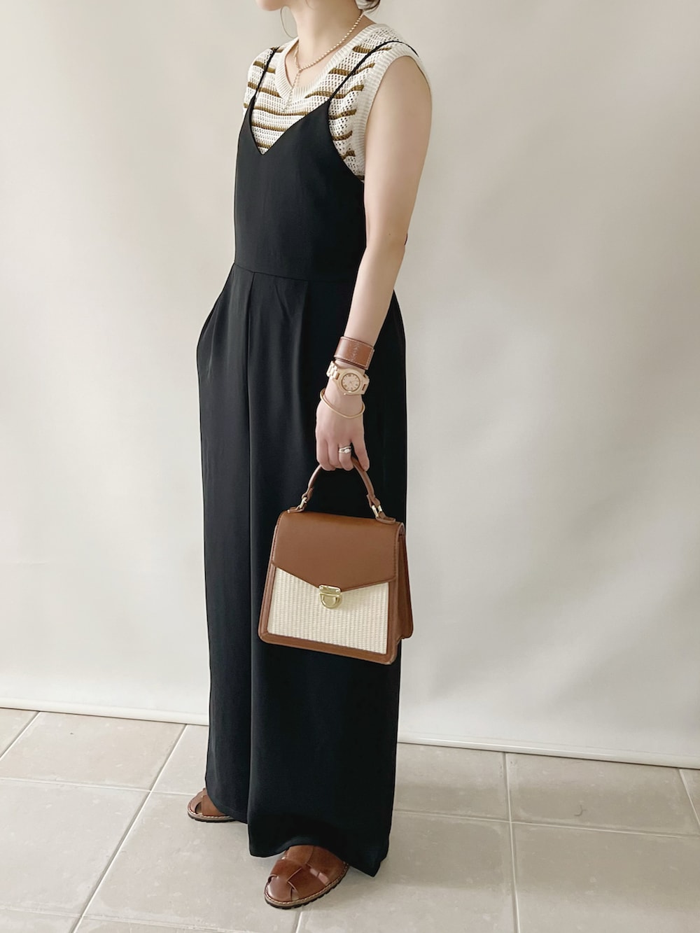 ブラウン系のトップス、ブラウン系のスカート、ベージュ系のトートバッグを着用したレディースの夏コーディネートの3枚目の写真