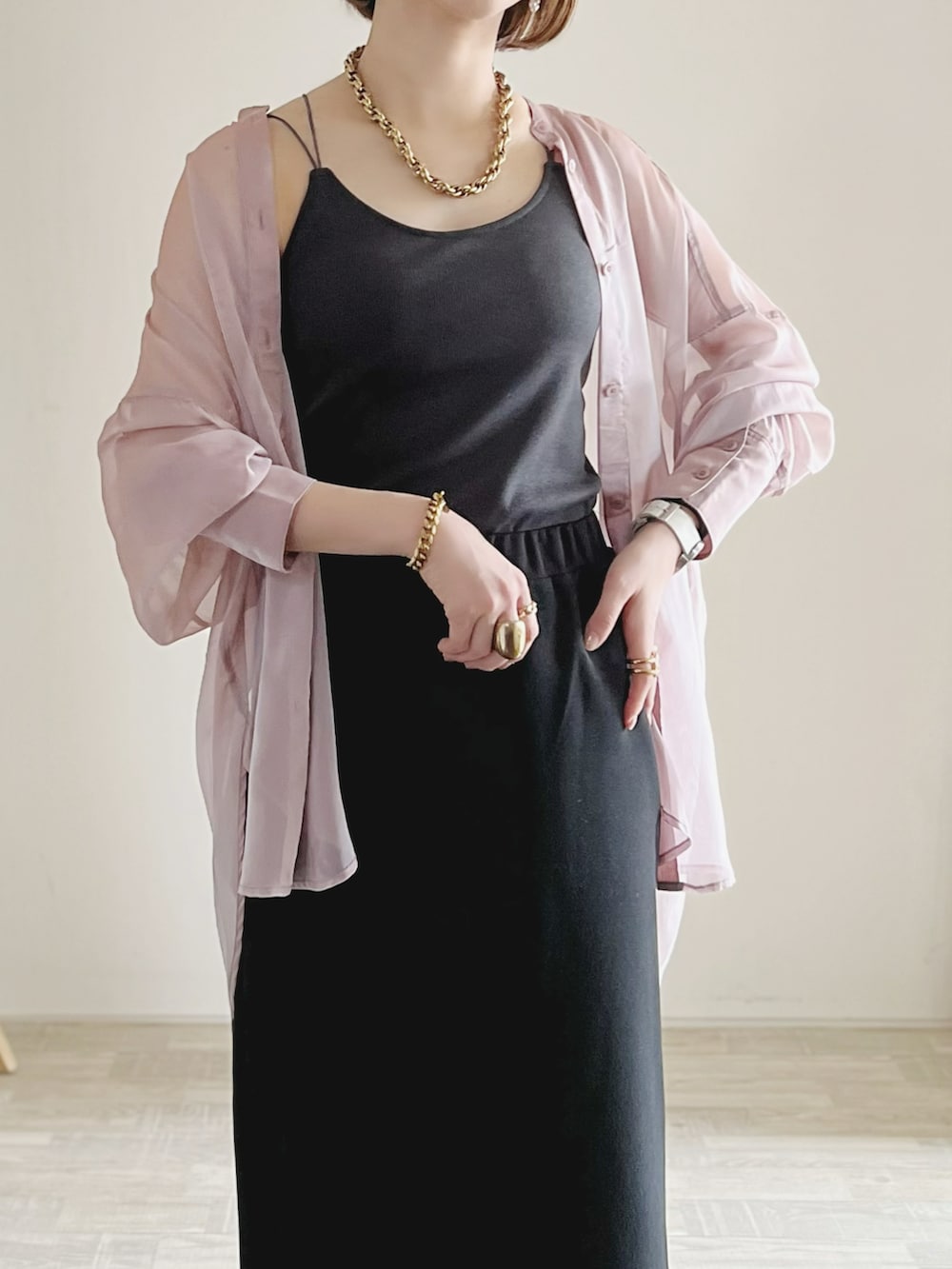 グレー系のキャミソール、ピンク系のシャツ/ブラウス、ブラック系のスカートを着用したレディースの夏コーディネートの2枚目の写真