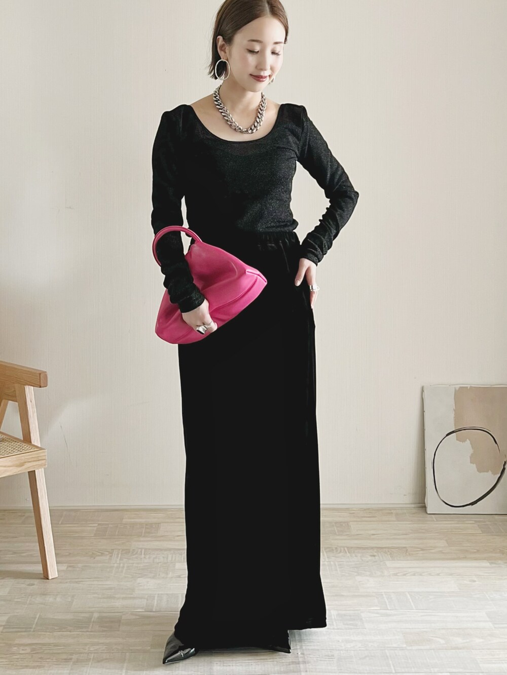 ブラック系のTシャツ/カットソー、ブラック系のスカート、ピンク系のハンドバッグを着用したレディースの秋コーディネートの2枚目の写真