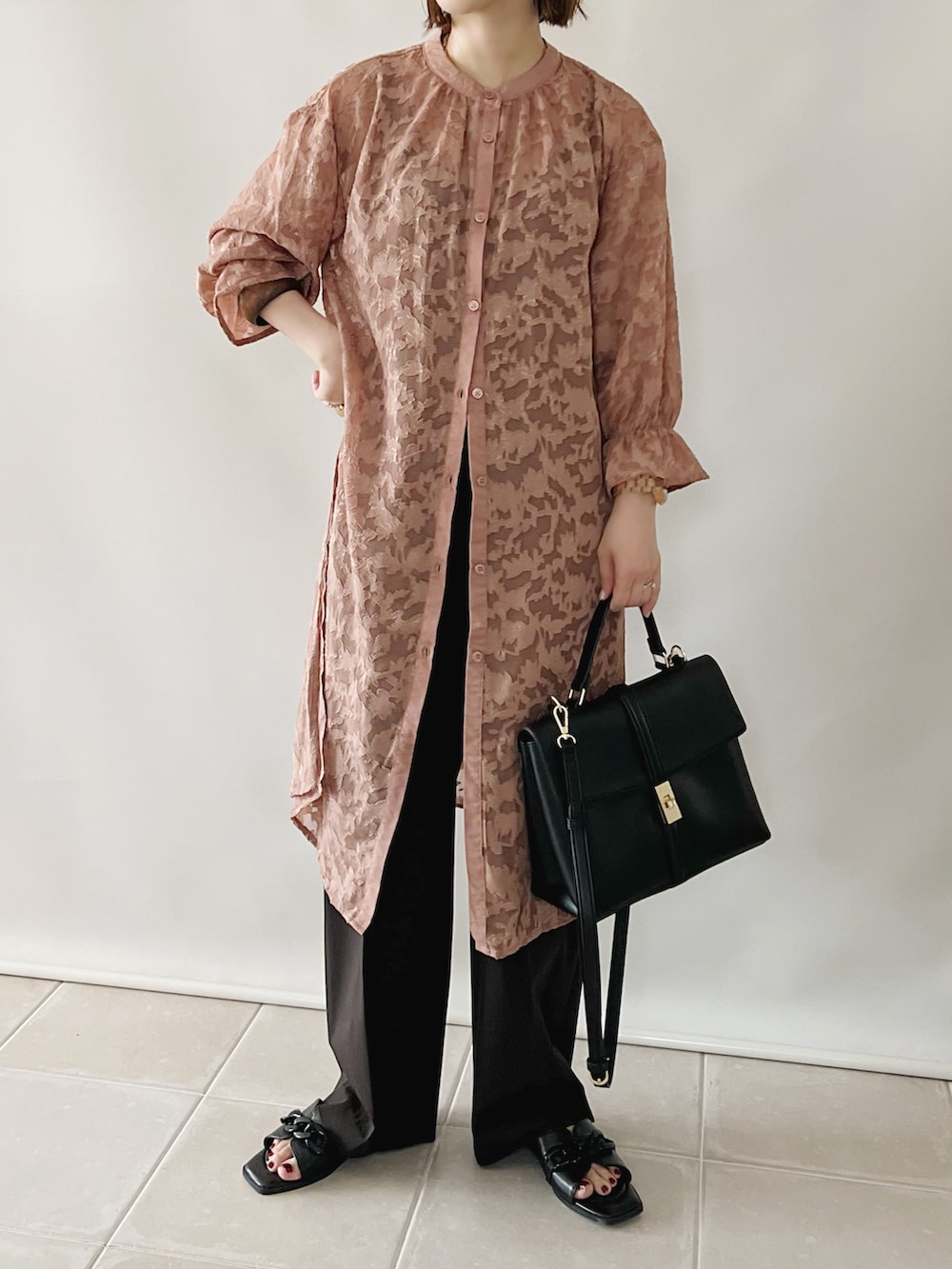 ブラウン系のワンピース/ドレス、ブラウン系のパンツ、ブラック系のバッグを着用したレディースの夏コーディネートの2枚目の写真