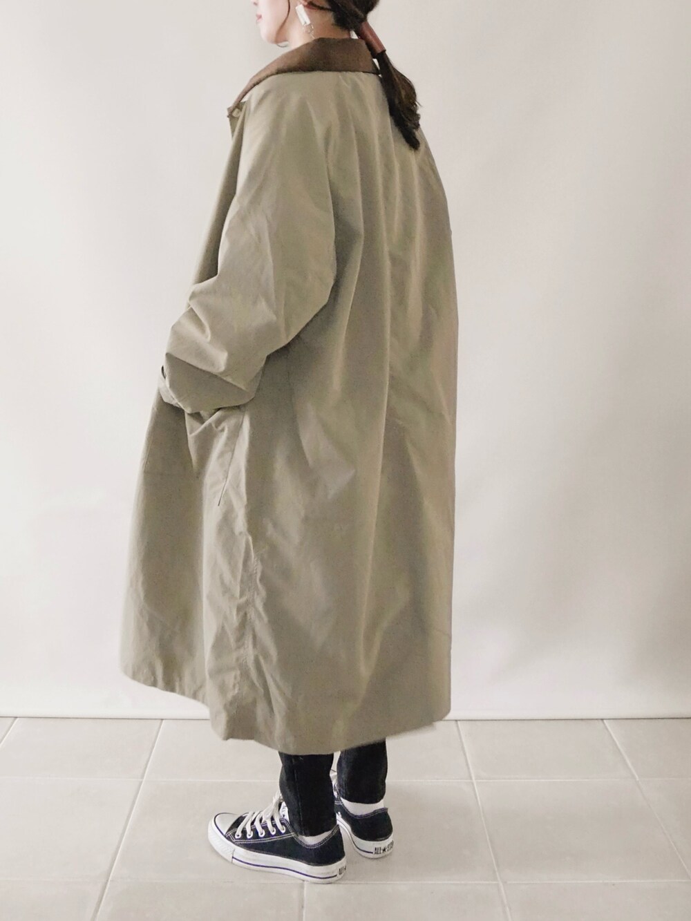 ベージュ系のその他アウター、ブラック系のTシャツ/カットソー、ブラック系のパンツを着用したレディースの秋コーディネートの2枚目の写真