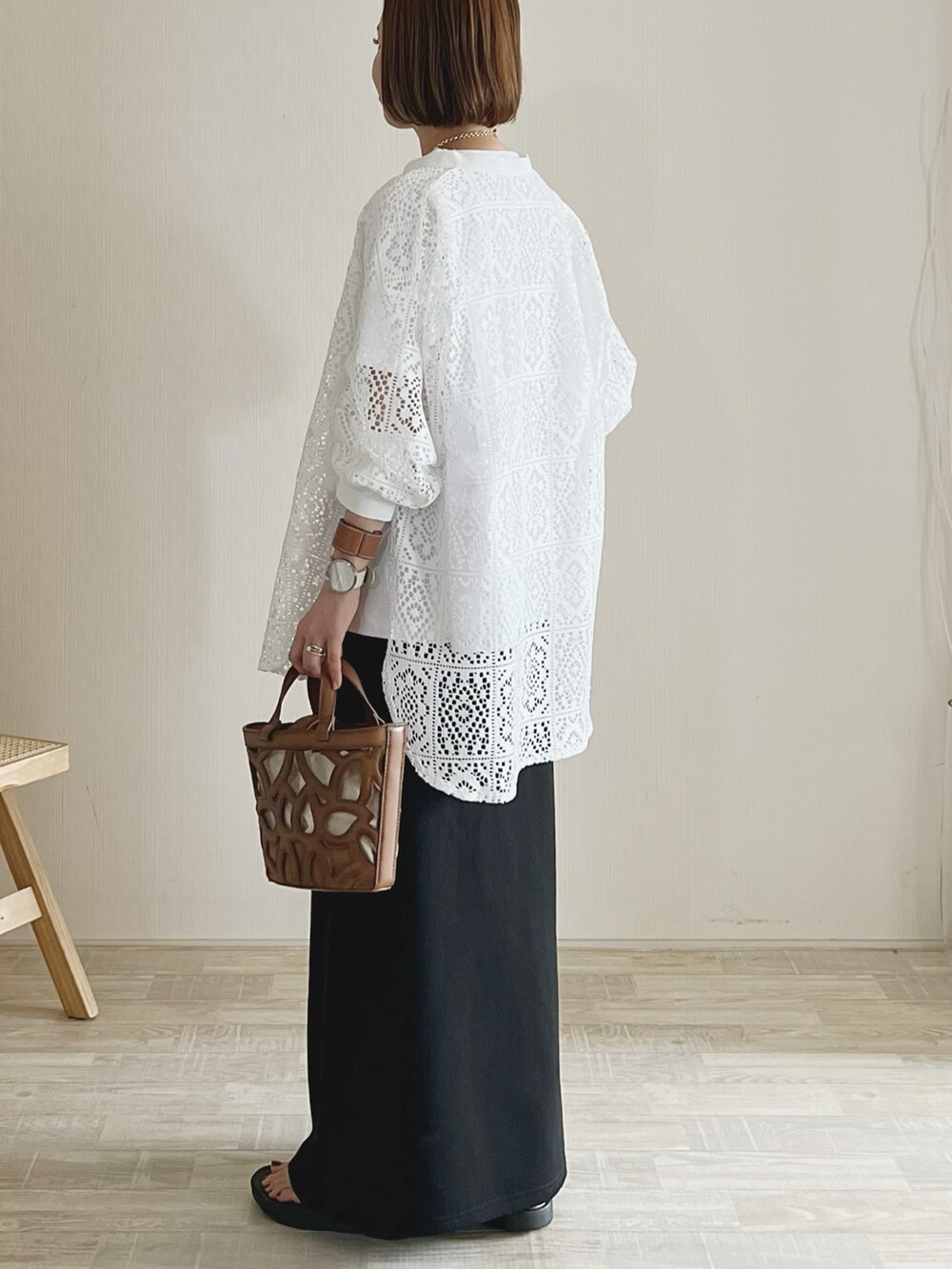 ホワイト系のシャツ/ブラウス、ホワイト系のTシャツ/カットソー、ブラック系のスカートを着用したレディースの春コーディネートの2枚目の写真