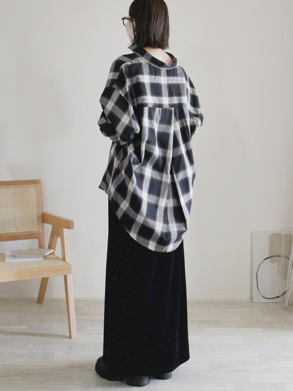 ブラック系のシャツ/ブラウス、ブラック系のスカート、グレー系のハンドバッグを着用したレディースの秋コーディネートの2枚目の写真