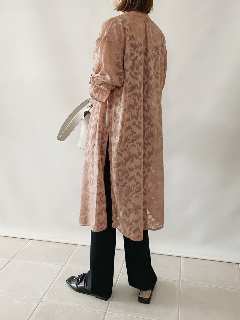 ブラウン系のワンピース/ドレス、ブラウン系のパンツ、ブラック系のバッグを着用したレディースの夏コーディネートの3枚目の写真