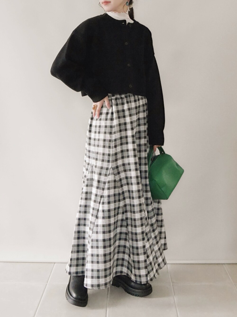 「ANGIE VINTAGE、URBAN RESEARCH、UR Lab.、ショートカーディガン、マーメイドスカート、チェックスカート」｜「UR Lab.のUR Lab.　ルーズクルーネックカーディガン（カーディガン/ボレロ、ブラック系）」を使った、陽さん（レディース・156cm）の冬コーディネートの2枚目の写真