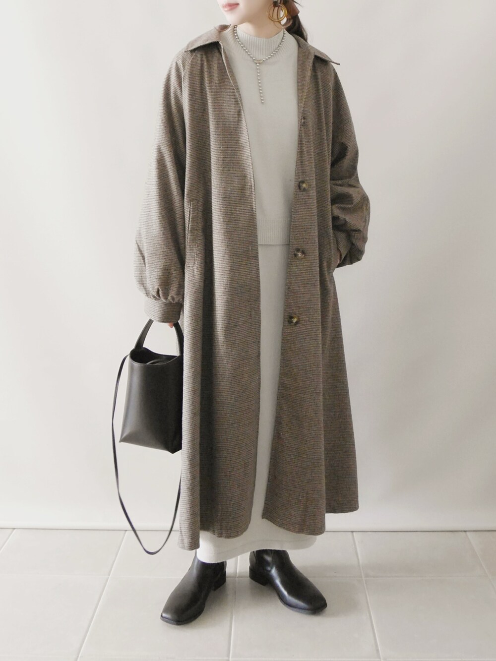 ベージュ系のワンピース/ドレス、グリーン系のショルダーバッグ、ブラック系のシューズを着用したレディースの秋コーディネートの4枚目の写真