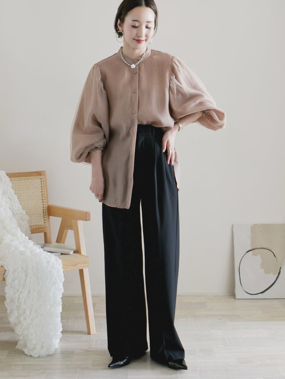ベージュ系のシャツ/ブラウス、ブラック系のパンツ、ブラック系のパンプスを着用したレディースの春コーディネートの2枚目の写真