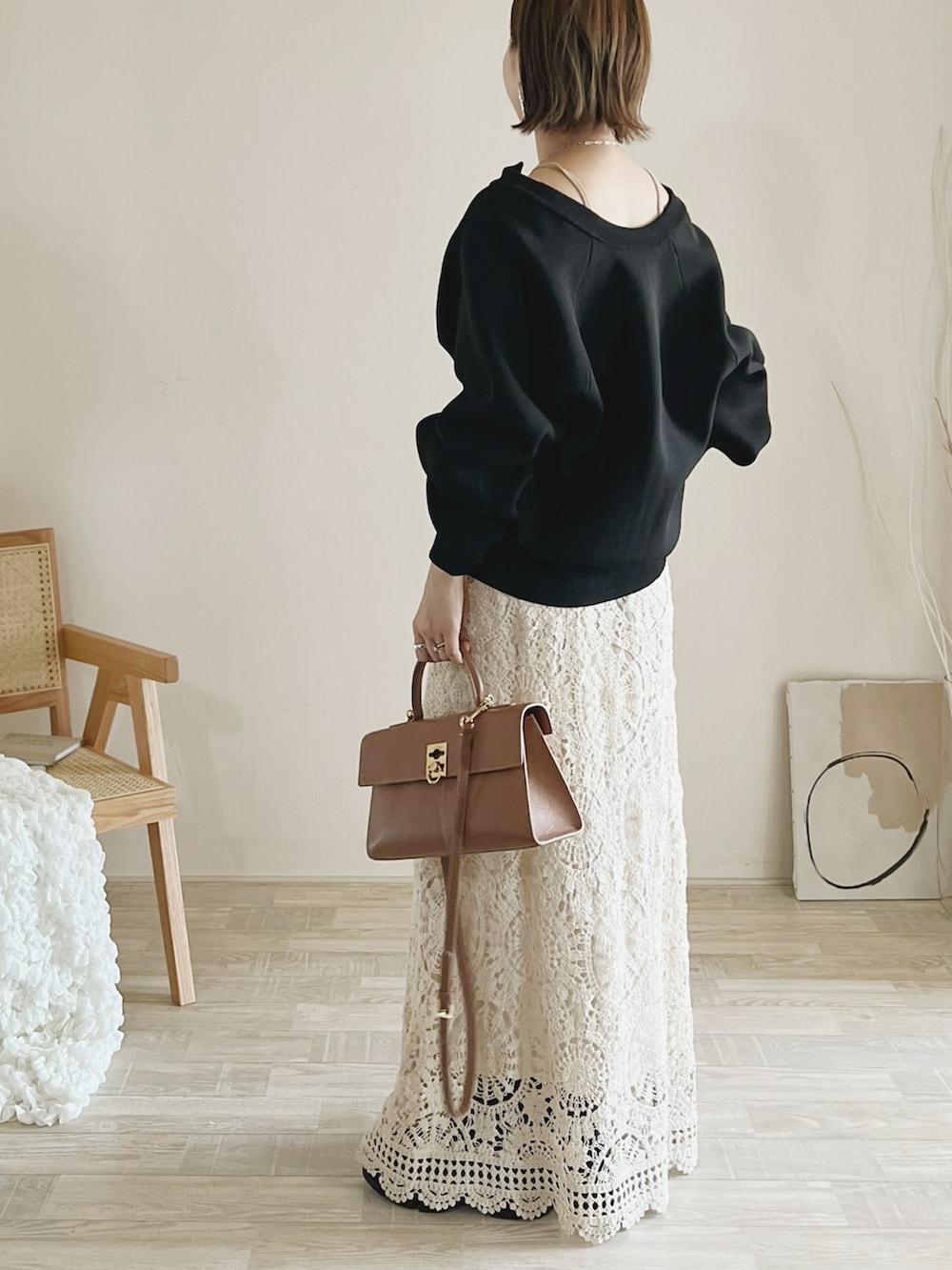 ブラック系のカーディガン/ボレロ、ホワイト系のトップス、ホワイト系のスカートを着用したレディースの秋コーディネートの3枚目の写真