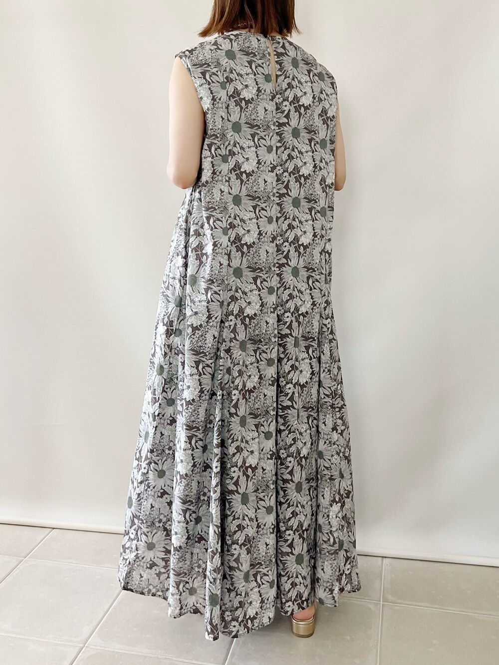 その他のワンピース、ゴールド系のサンダルを着用したレディースの夏コーディネートの2枚目の写真