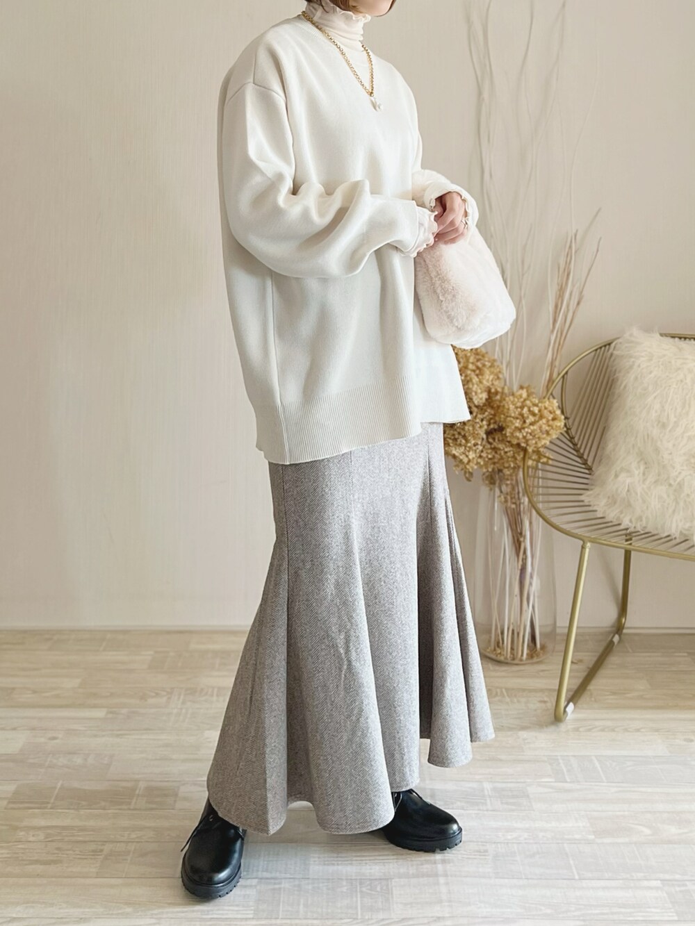 ホワイト系のトップス、グレー系のスカート、ホワイト系のバッグを着用したレディースの秋コーディネートの2枚目の写真