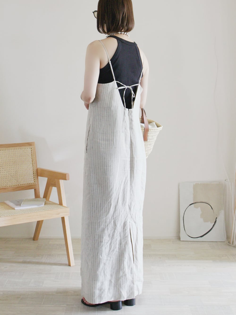 「SLOBE IENA、UNIQLO、アメスリ、キャミワンピ、ワンピース、Maison Margiela、LOEWE、夏コーデ、お出かけコーデ、休日スタイル、大人カジュアル、きれいめカジュアル、メガネ女子、サングラス、カラーレンズ」|「SLOBE IENAのリネンIラインキャミワンピース(ワンピース、ベージュ系)」を使った、陽さん(レディース・156cm)の夏コーディネートの2枚目の写真