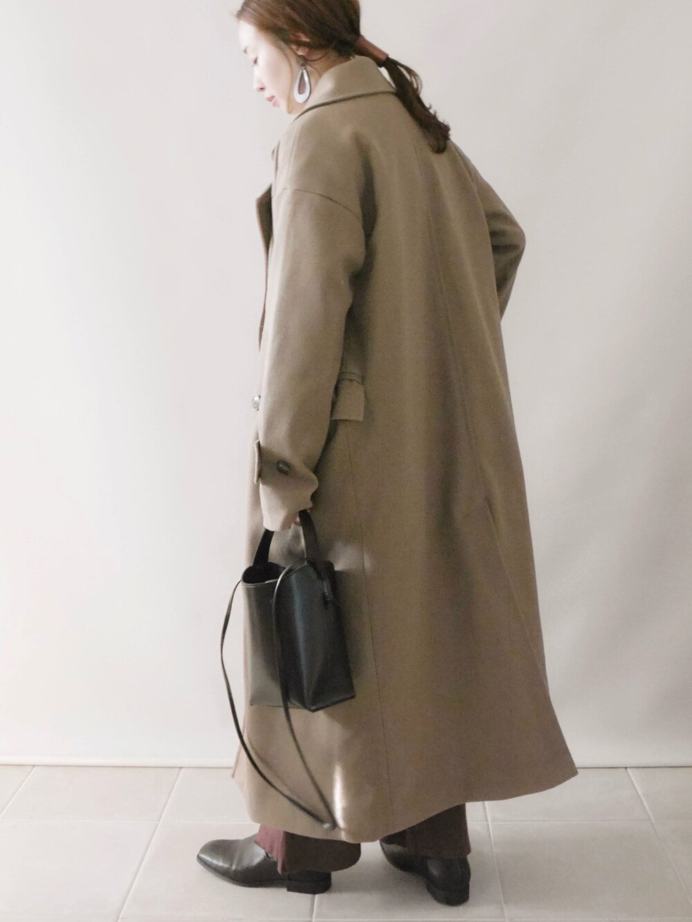 ベージュ系のその他アウター、ホワイト系のスウェット、ブラウン系のその他パンツを着用したレディースの秋コーディネートの3枚目の写真