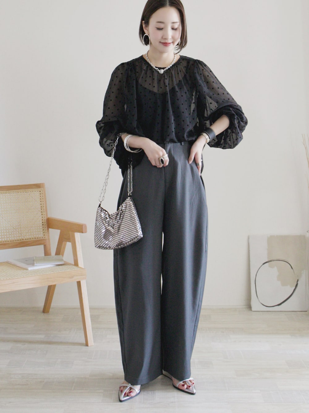 ブラック系のシャツ/ブラウス、グレー系のその他パンツ、グレー系のハンドバッグを着用したレディースの夏コーディネートの2枚目の写真