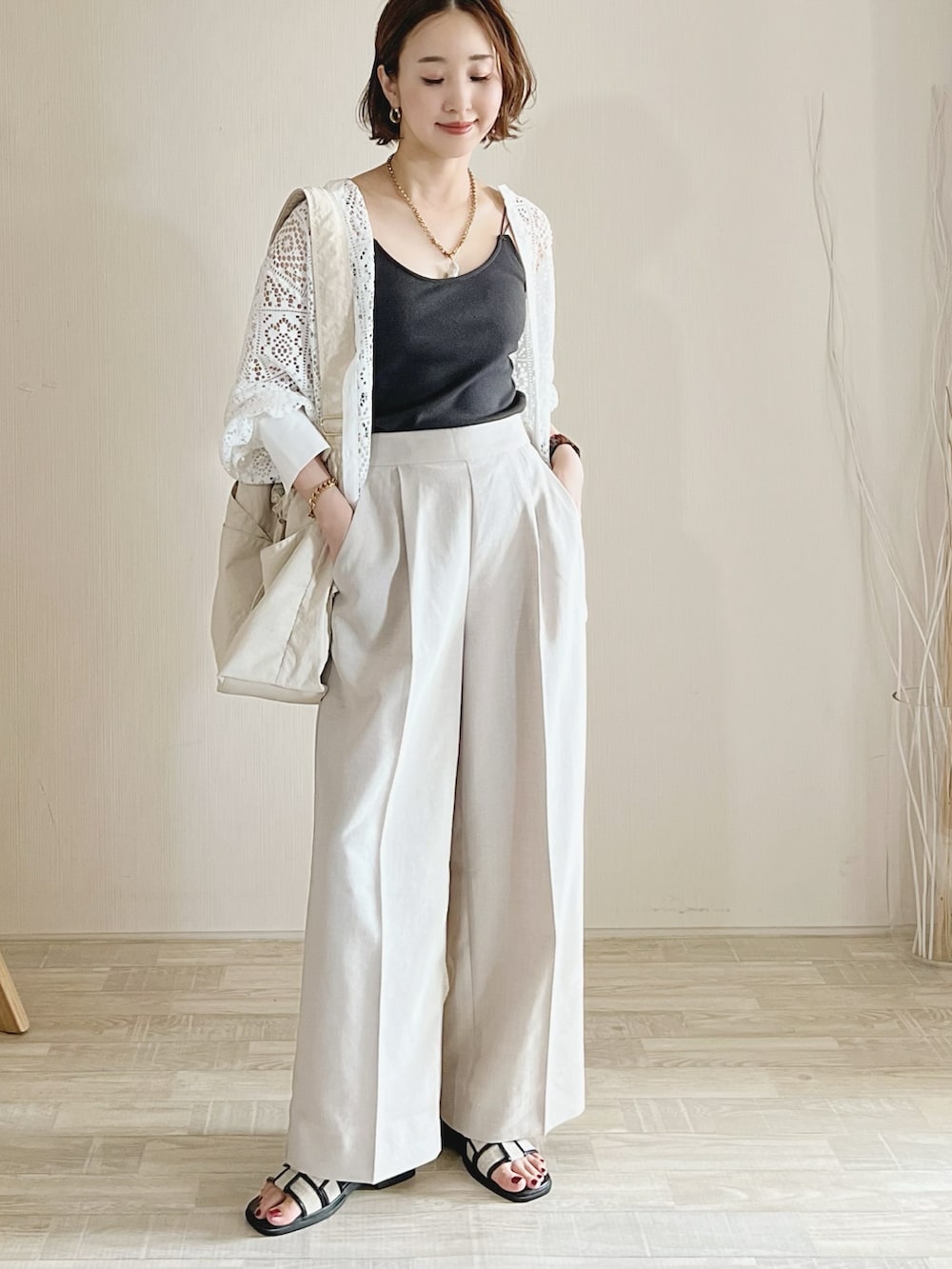 ホワイト系のシャツ/ブラウス、グレー系のキャミソール、ベージュ系のその他パンツを着用したレディースの夏コーディネートの2枚目の写真