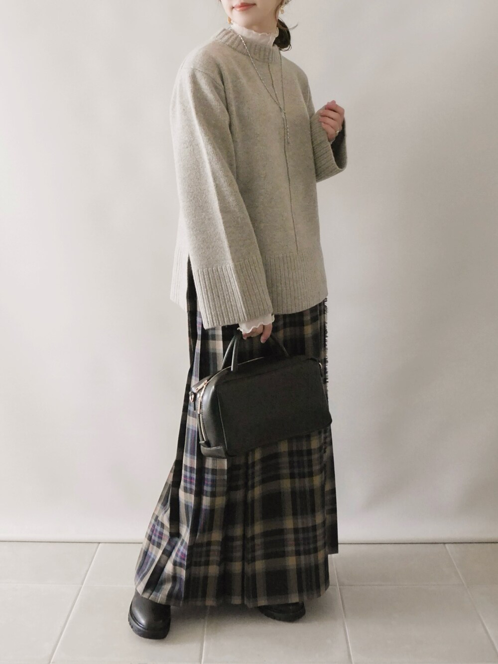 「FbyROSSO、F by ROSSO、oneilofdublin、チェック、チェックスカート、チェック柄に恋してる、ロングスカート、厚底シューズ、スクエアバッグ、タートルネック」｜「F by ROSSOのF by ROSSO　ウールカシミヤセンターシームニット（ニット/セーター、ベージュ系）」を使った、陽さん（レディース・156cm）の冬コーディネートの2枚目の写真
