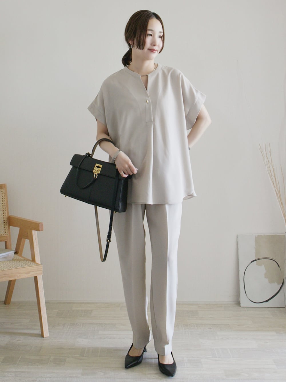 ベージュ系のシャツ/ブラウス、ベージュ系のその他パンツ、ブラック系のパンプスを着用したレディースの春コーディネートの2枚目の写真