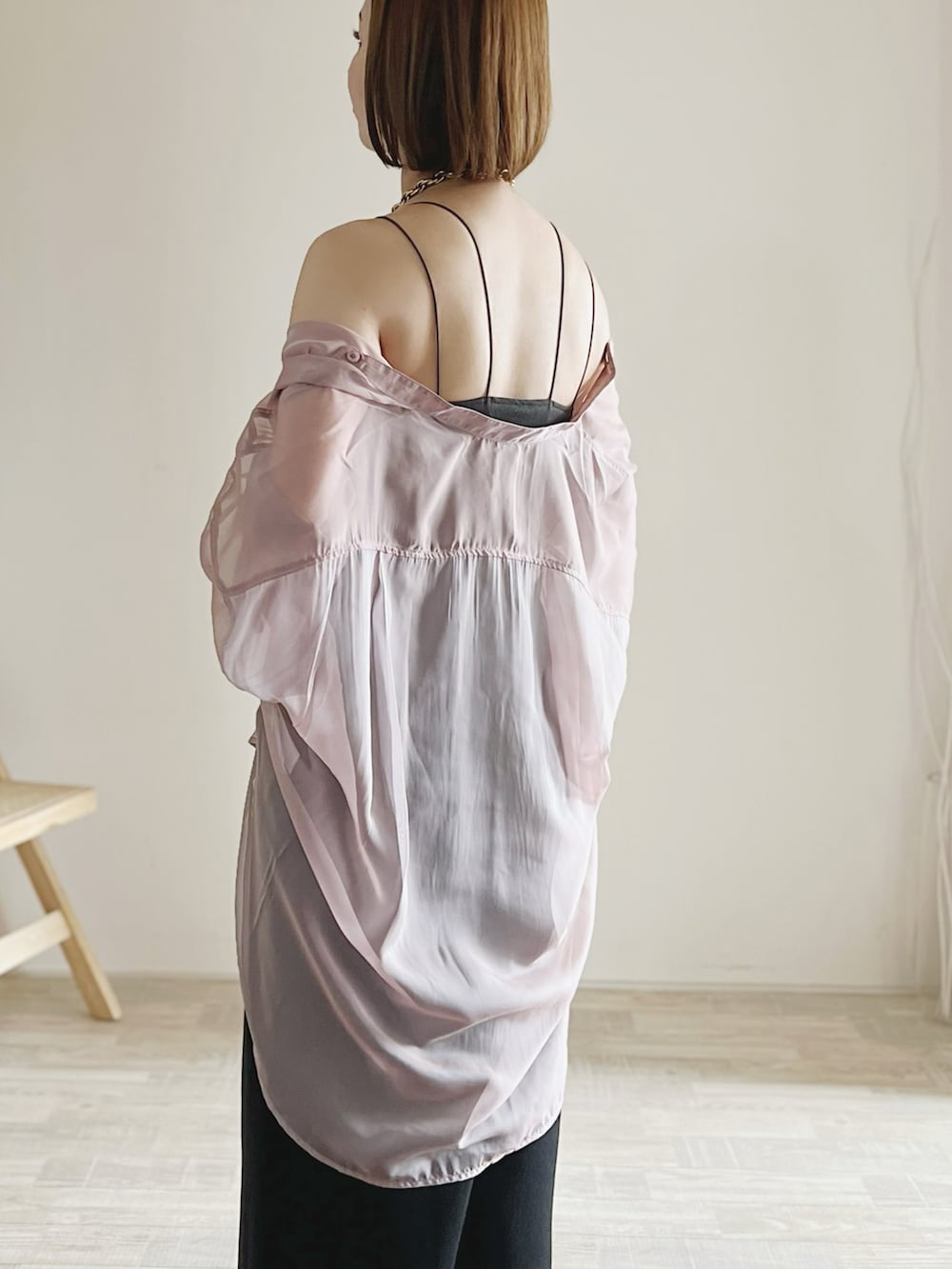 グレー系のキャミソール、ピンク系のシャツ/ブラウス、ブラック系のスカートを着用したレディースの夏コーディネートの3枚目の写真