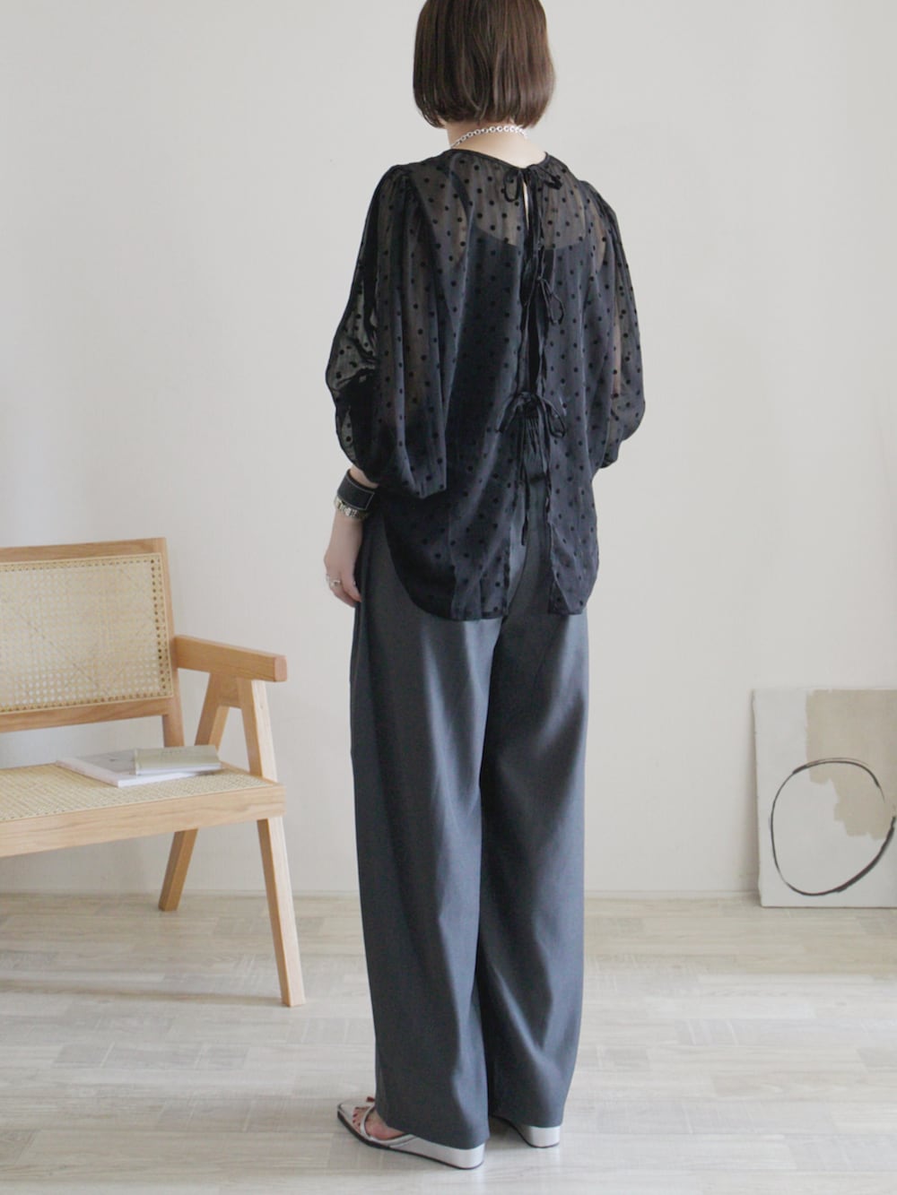ブラック系のシャツ/ブラウス、グレー系のその他パンツ、グレー系のハンドバッグを着用したレディースの夏コーディネートの3枚目の写真
